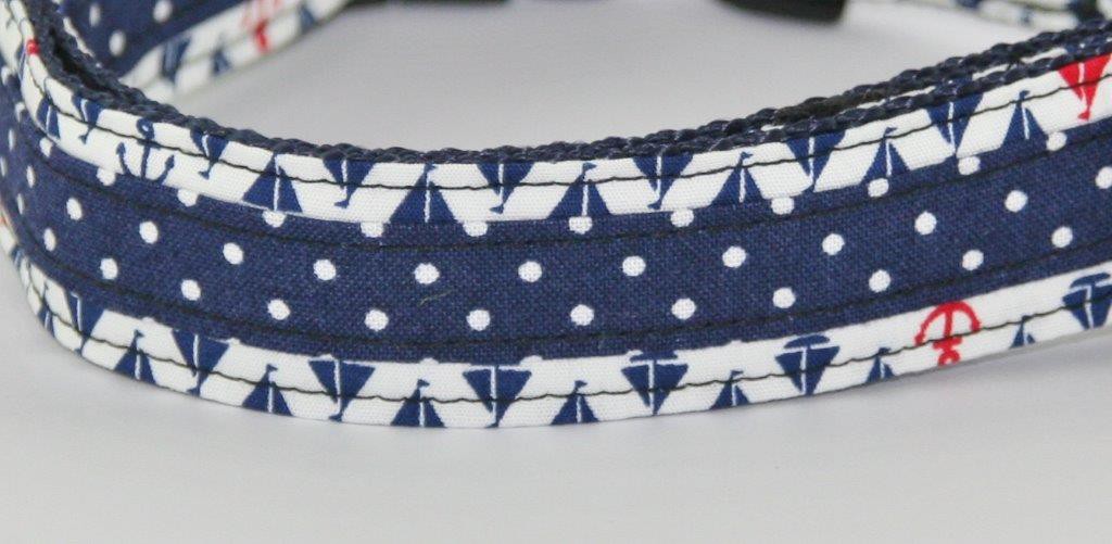 Blaues Halsband aus Gurtband und Baumwollstoff mit Schiffmotiven - Detailansicht