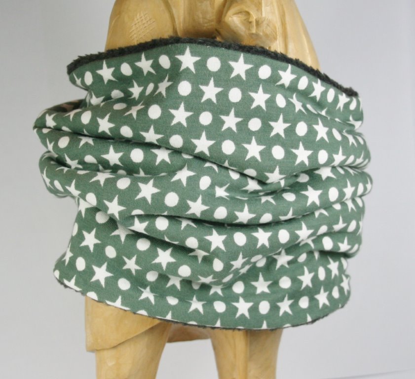 Grüner Loop-Schal mit hellen Sternen und Punkten