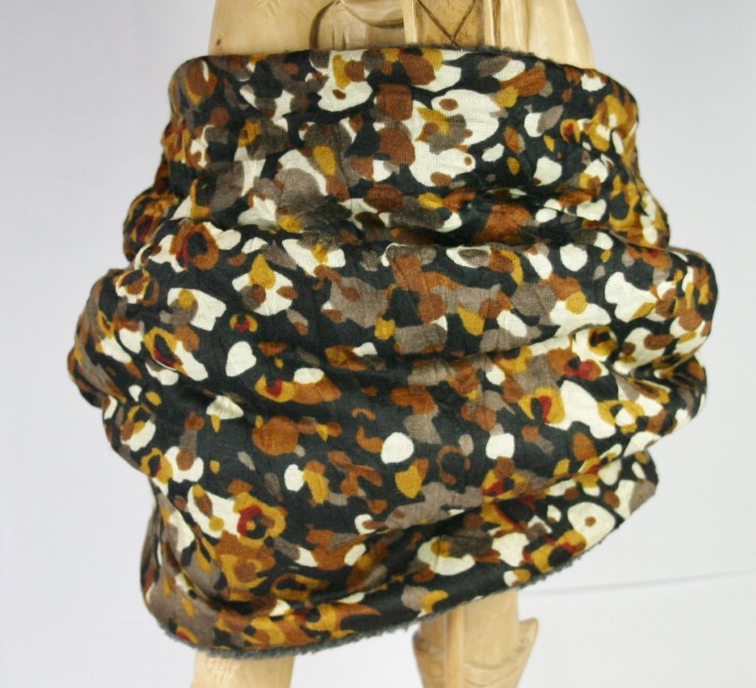 Dunkler Loop-Schal mit braun-beigem Fantasiemuster