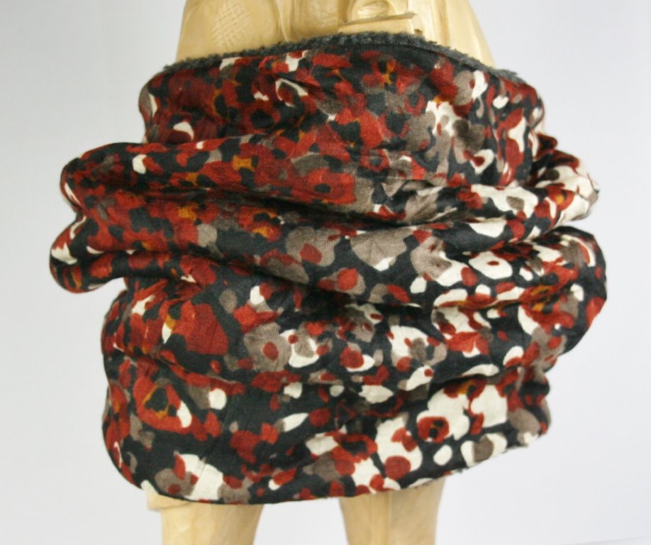 Dunkler Loop-Schal mit rostfarben-beigem Fantasiemuster