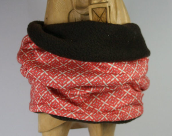 Rot-weiß gemusterter Loop-Schal mit Blick auf Innenseite