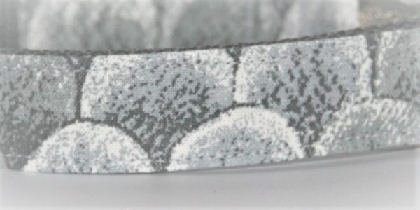 Modisches Hundehalsband mit Reptilmuster in grau und weiß im Detail